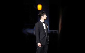 Картинка мужчины wang+yi+bo актер певец костюм сцена