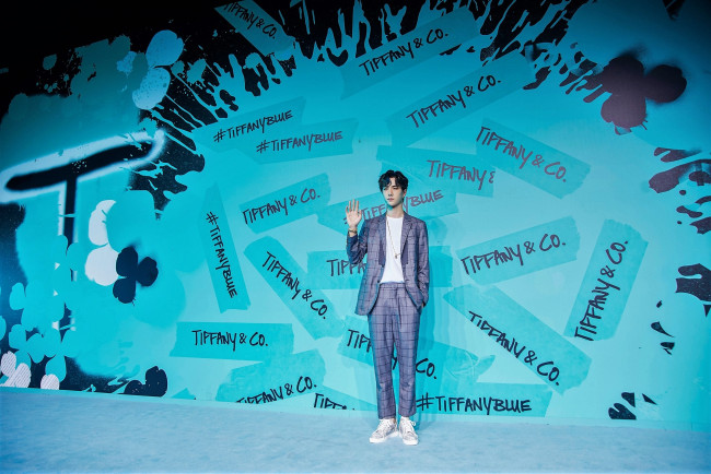 Обои картинки фото мужчины, wang yi bo, актер, костюм, жест, сцена