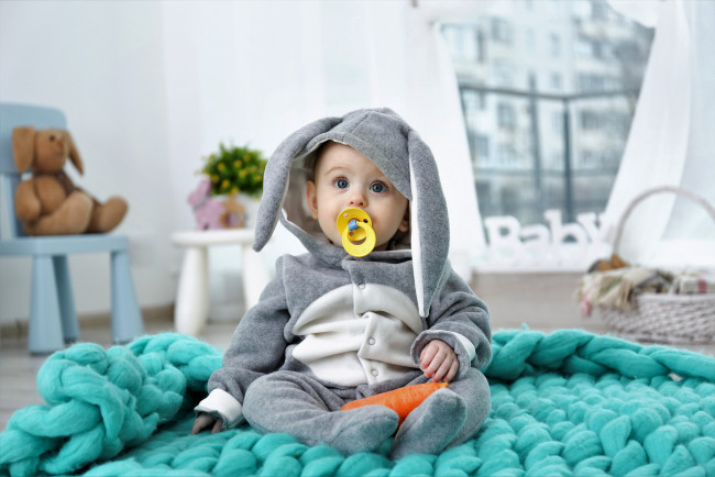 Обои картинки фото разное, дети, ребенок, костюм, соска