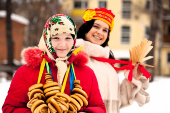 Картинка девушки -+группа+девушек женщины бублики трещотки праздник