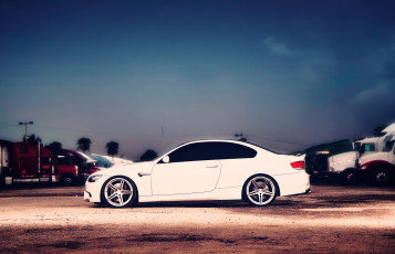 Картинка автомобили bmw белый стоянка