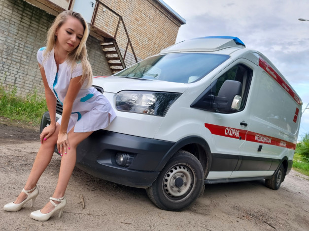 Обои картинки фото девушка и авто, автомобили, -авто с девушками, девушка, женщина, блондинка, светловолосая, сексуальная, модель, звезда, позирует, разная, обувь, верхняя, стильная, одежда, нижнее, эротическое, бельё, трусы, лифчик, колготки, чулки, аксессуары, макияж, и, множество, элементов, на, фотографии