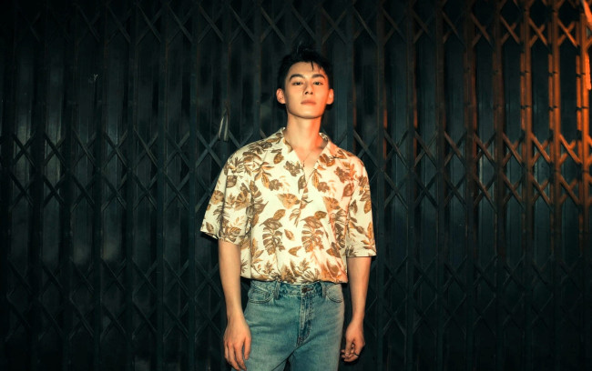 Обои картинки фото мужчины, wang zhuocheng, актер, рубашка, джинсы, забор