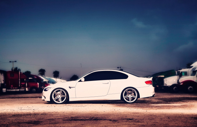 Обои картинки фото автомобили, bmw, белый, стоянка