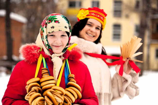 Обои картинки фото девушки, - группа девушек, женщины, бублики, трещотки, праздник