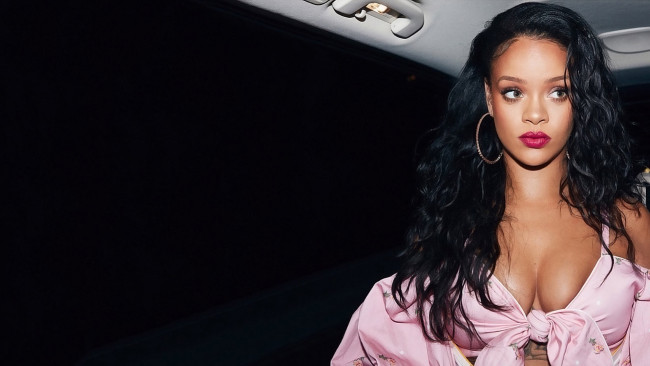 Обои картинки фото музыка, rihanna, декольте, серьги