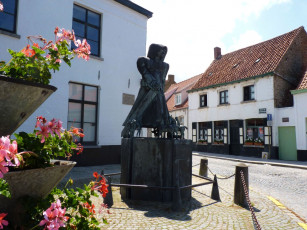 Картинка города памятники скульптуры арт объекты бельгия lissewege