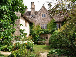 Картинка города здания дома деревья цветы скамейка дом