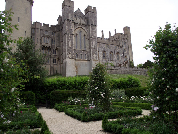 Обои картинки фото города, дворцы, замки, крепости, замок, кусты, розы