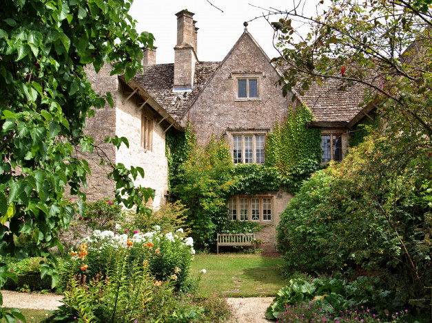 Обои картинки фото города, здания, дома, деревья, цветы, скамейка, дом