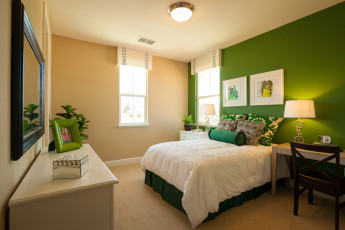 Картинка интерьер спальня картины подушки лампа кровать