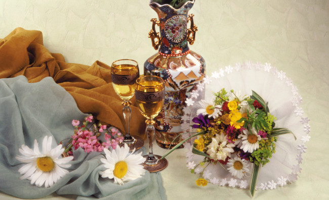 Обои картинки фото еда, напитки, вино, бокалы, букет, ромашки