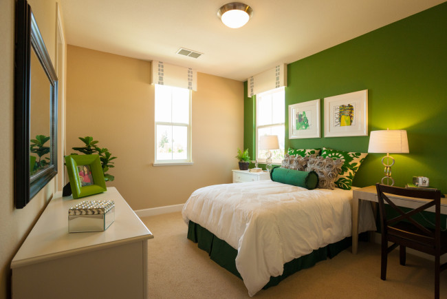 Обои картинки фото интерьер, спальня, картины, подушки, лампа, кровать