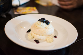 Картинка еда мороженое +десерты тарелка десерт безе ягода