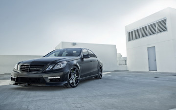 Картинка автомобили mercedes-benz площадка здания постройки темный серый mercedes