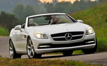 обоя автомобили, mercedes-benz, серый, водитель, очки, природа, дорога, кабриолет, светлый, mercedes