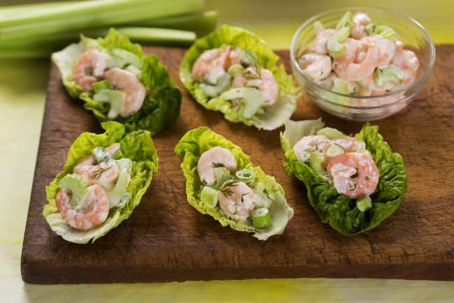 Обои картинки фото еда, рыбные блюда,  с морепродуктами, доска, закуска, салат, креветки