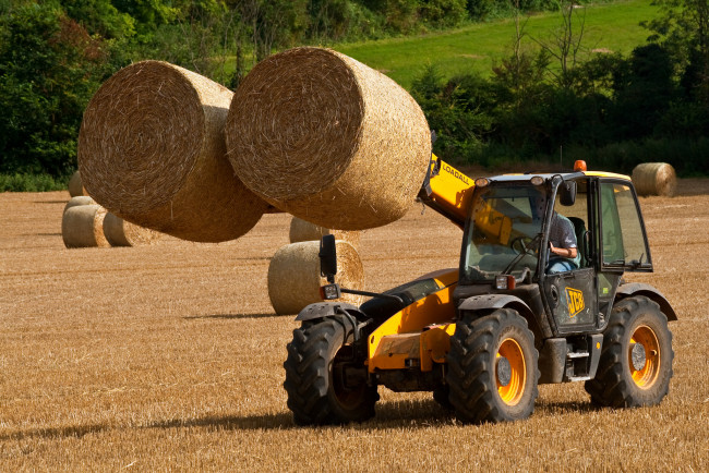 Обои картинки фото техника, автопогрузчики, трактор, уборочная, поле, сено