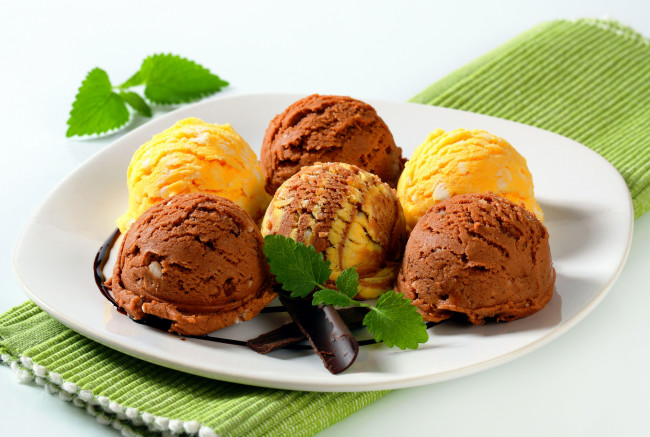 Обои картинки фото еда, мороженое,  десерты, тарелка, мята, шоколад