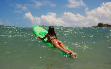 Картинка спорт серфинг волна взгляд фон доска девушка