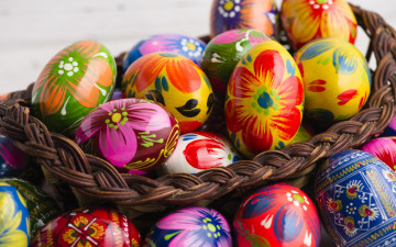 обоя праздничные, пасха, eggs, spring, happy, яйца, крашеные, busket, wood, colorful, decoration, корзина, весна, easter