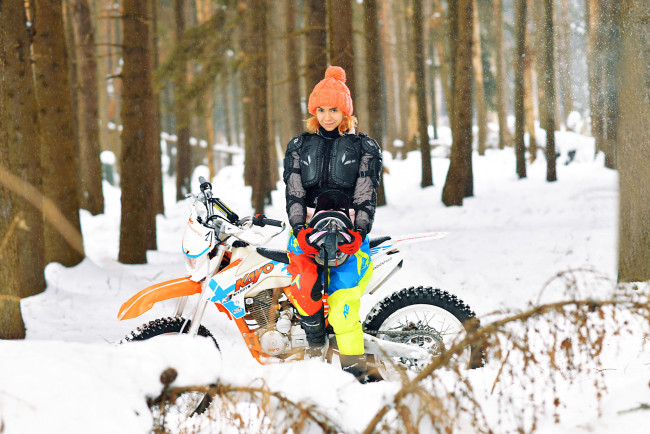 Обои картинки фото мотоциклы, мото с девушкой, мотоцикл, девушка