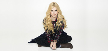 Картинка девушки katherine+mcnamara ботинки штаны свитер блондинка