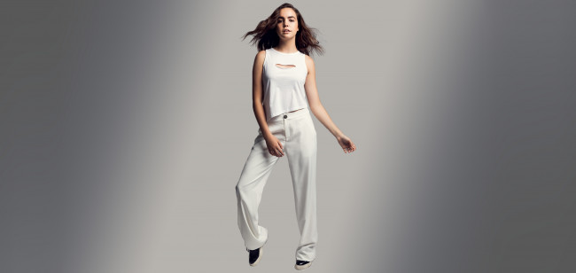 Обои картинки фото девушки, -unsort , брюнетки, темноволосые, брюки, танец, bailey, madison, шатенка, топ