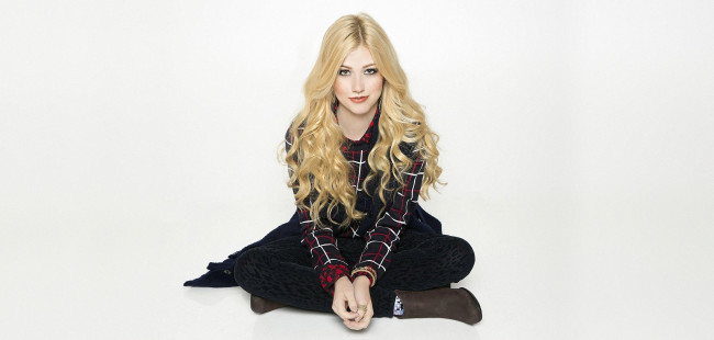 Обои картинки фото девушки, katherine mcnamara, ботинки, штаны, свитер, блондинка