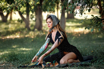 Картинка девушки -+блондинки +светловолосые блондинка косынка платье тату книга пикник