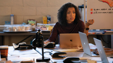 Картинка кино+фильмы the+morning+show+ сериал девушка стол ноутбуки