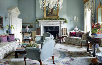 Картинка интерьер гостиная камин люстра ковер