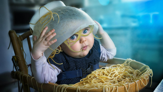 Обои картинки фото юмор и приколы, ребенок, кресло, дуршлаг, макароны