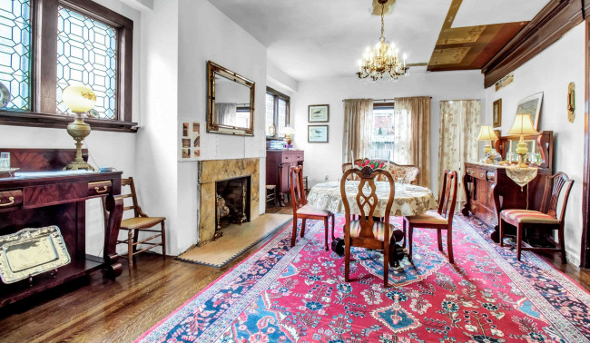 Обои картинки фото интерьер, столовая, камин, люстра, ковер, обеденный, стол