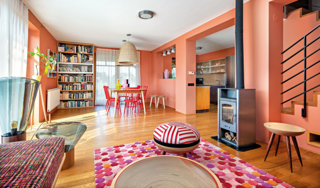 Обои картинки фото интерьер, гостиная, камин, книжный, шкаф