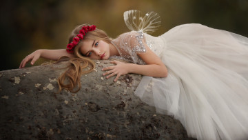 Картинка разное дети девочка венок крылышки платье камень