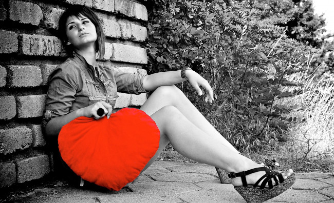 Обои картинки фото девушки, - черно-белые, рубашка, стена, сердечко