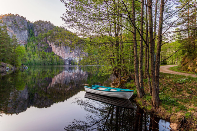 Обои картинки фото корабли, лодки,  шлюпки, горы, река, лодка, дорога