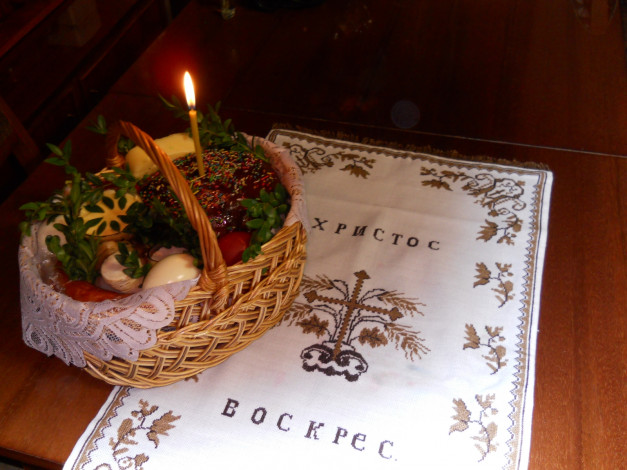 Обои картинки фото праздничные, пасха, кулич, салфетка, корзинка, свеча