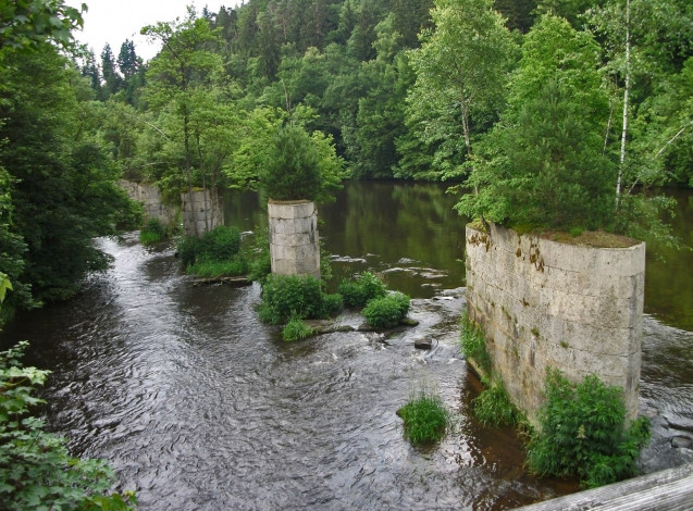 Обои картинки фото природа, реки, озера, деревья, река, опоры