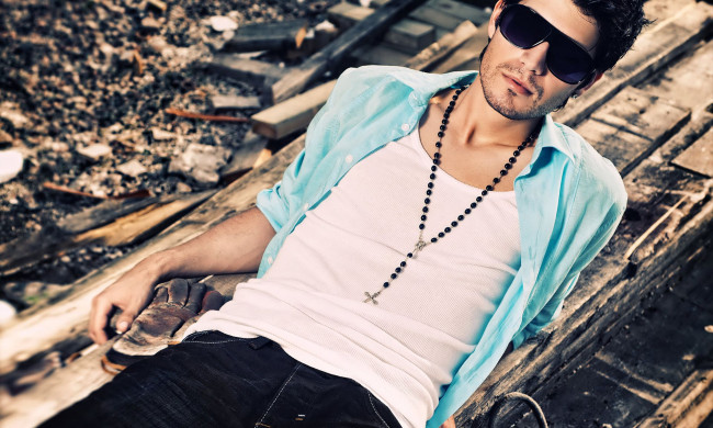 Обои картинки фото мужчины, unsort, очки, щетина, рубашка, майка, крестик