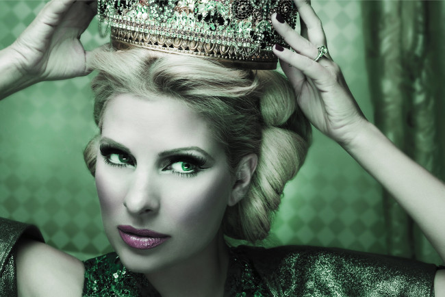 Обои картинки фото Eleni Menegaki, девушки, корона