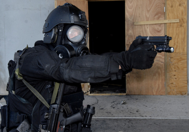 Обои картинки фото оружие, армия, спецназ, противогаз, пистолет, sas