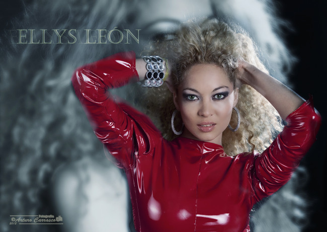 Обои картинки фото Ellys Leon, девушки, латекс, браслет, серьги