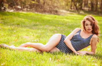 Картинка Cora+Deitz девушки майка лужайка ножки