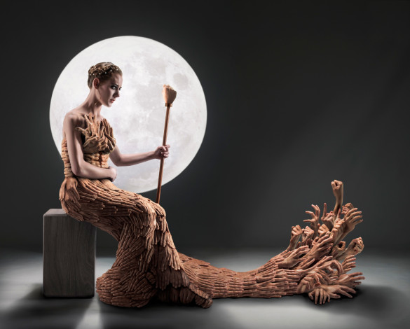 Обои картинки фото фэнтези, фотоарт, одежда, луна, посох, девушка, фантазия, пальцы, ладони