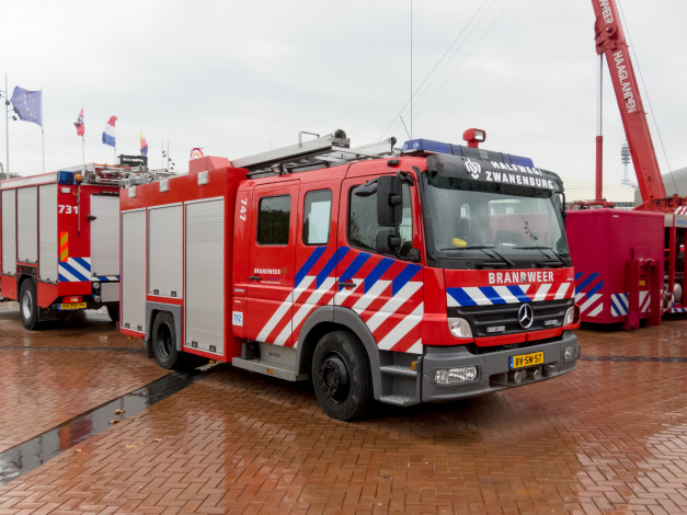 Обои картинки фото mercedes benz actros fire truck, автомобили, пожарные машины, автомобиль, пожарный, спецтехника
