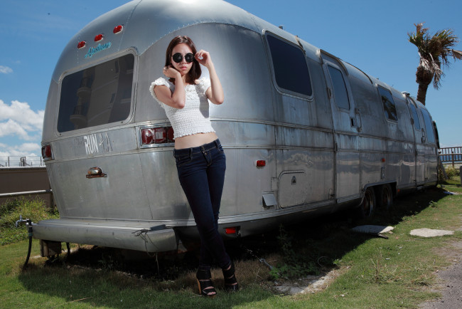 Обои картинки фото автомобили, авто с девушками, фургон, девица