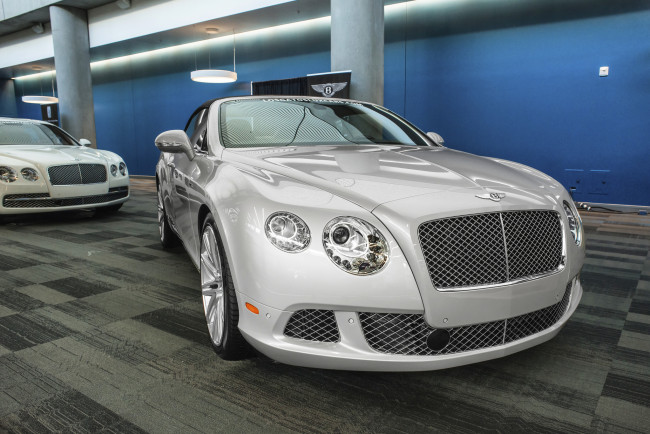 Обои картинки фото bentley, автомобили, выставки и уличные фото, автосалон, выставка