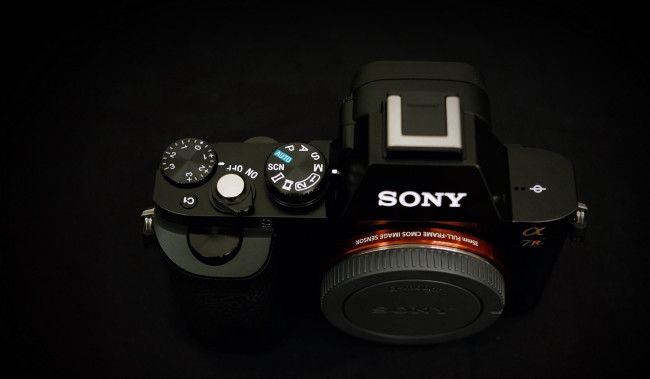 Обои картинки фото бренды, sony, сони, камера, фотоаппарат, черный, фон